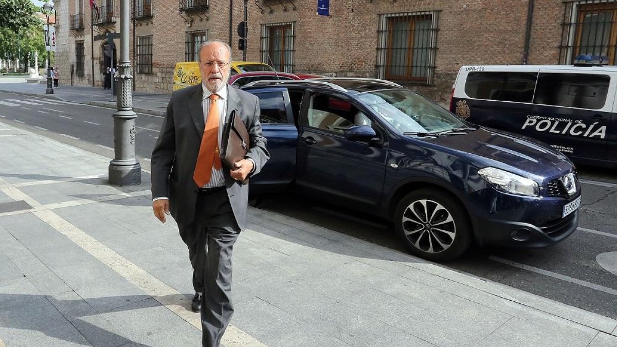 El exalcalde de Valladolid Javoer León de la Riva a su llegada a la Audiencia de Valladolid para asistir a la primera sesión del juicio sobre el caso de las 'Comfort letter'.-ICAL
