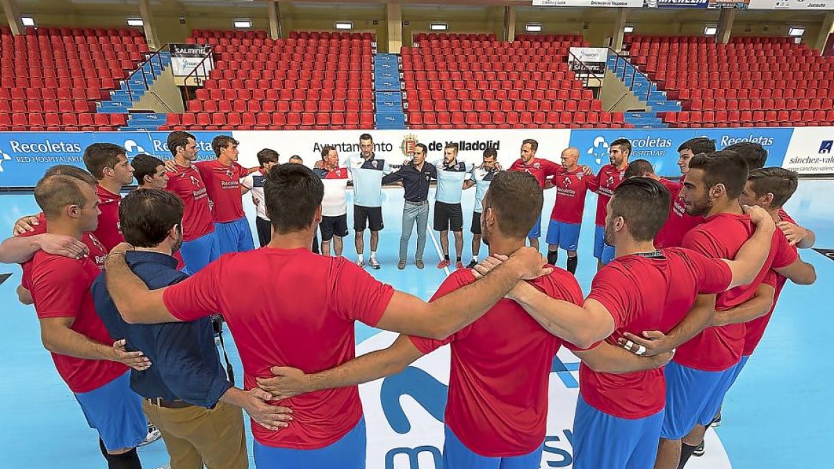 Los jugadores delAtléticoValladolid hacen piña antes de comenzar oficialmente la temporada.-PABLO REQUEJO