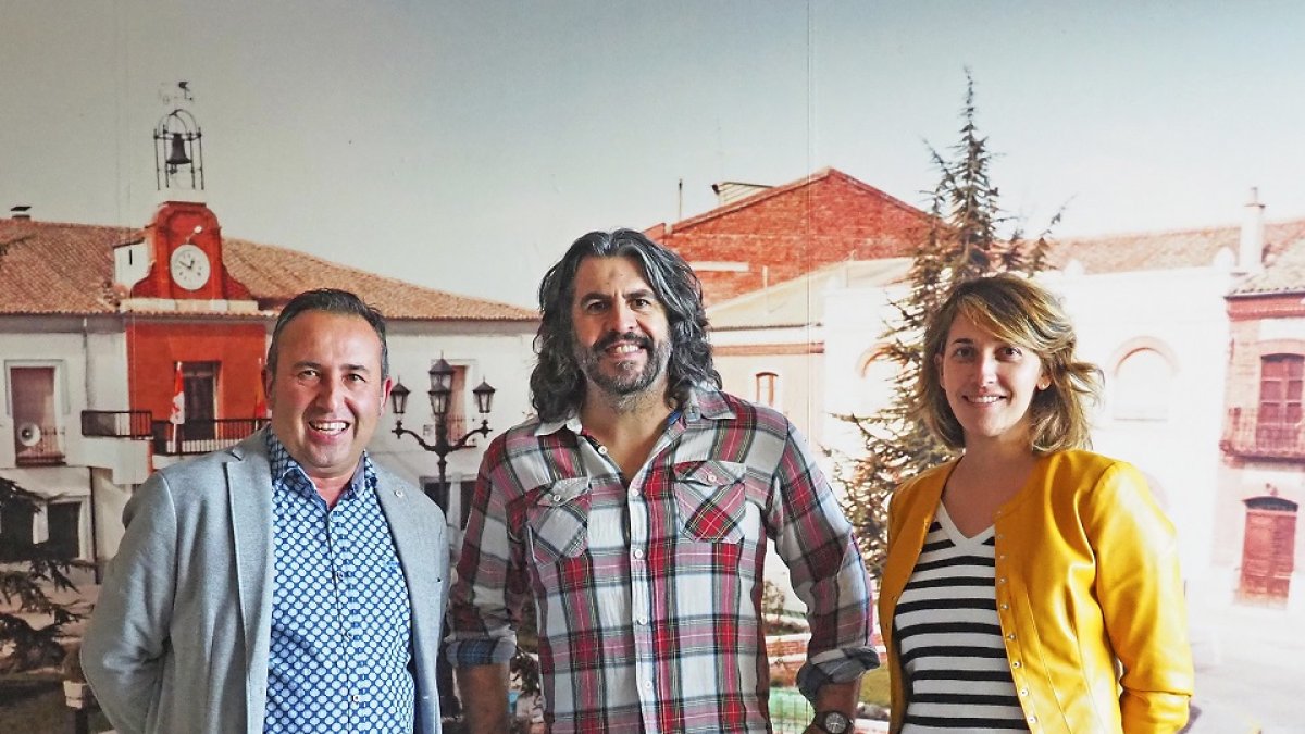 El humorista JJ Vaquero, recibido por el equipo de gobierno del Ayuntamiento de Pedrajas. - EM