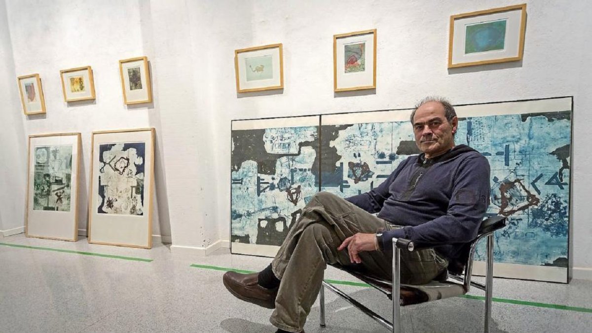 Alberto Valverde posa junto a sus obras en la Galería La Maleta.-Miguel Ángel Santos