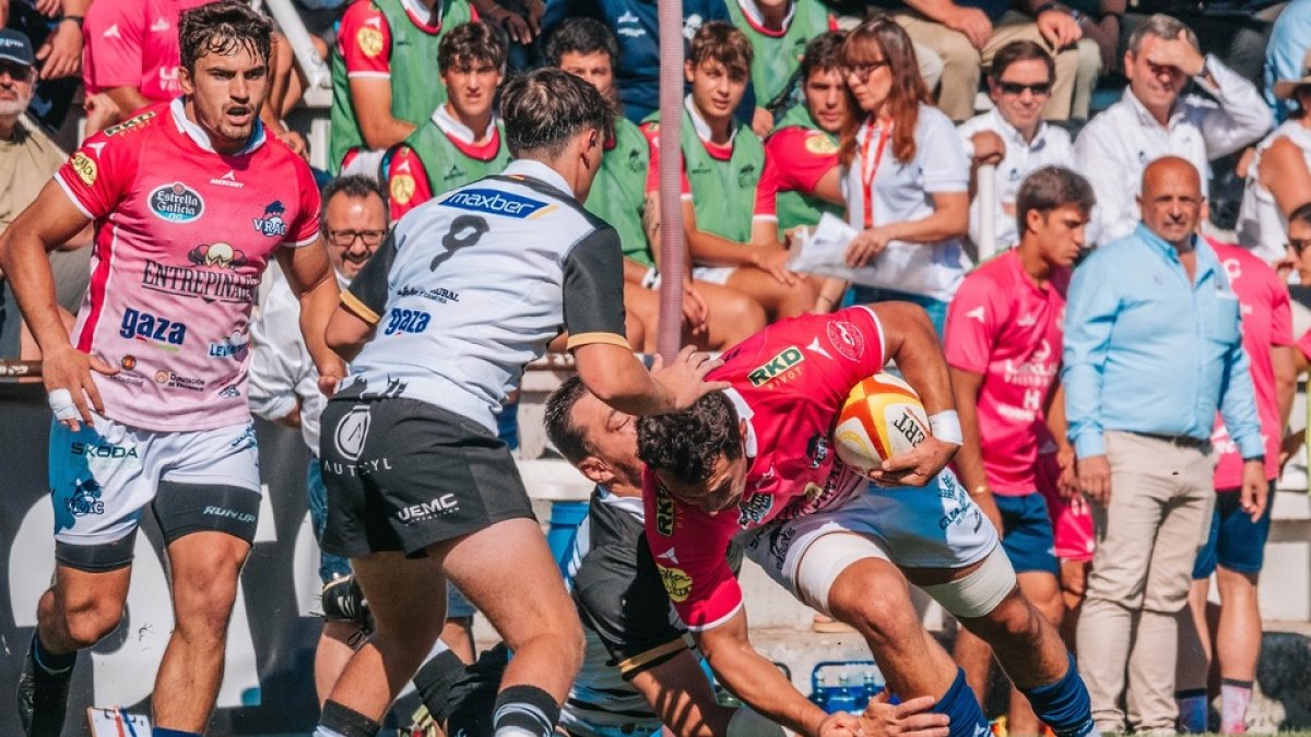 Disputa por el oval en el derbi de liga. / VRAC