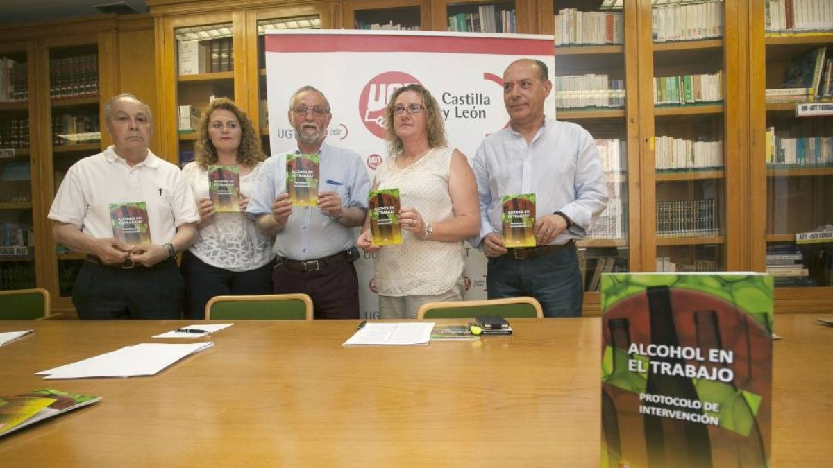 De I a D; el presidente de AVAR y FARCAL, José Luis Maté; la trabajadora social de AVAR, Asunción Bombí­n; el presidente de ARVA, Julián Rodríguez; la secretaria de salud laboral de UGT, Carmen Campelo; y el secretario de ATRA, Manuel Muñoz, presentan la-ICAL