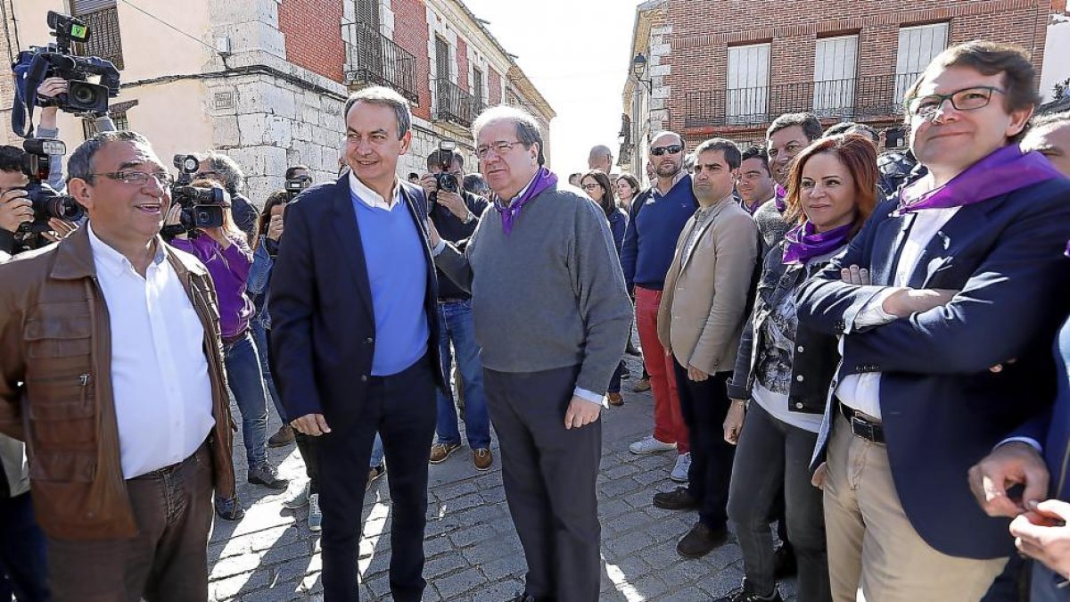 Zapatero y Herrera, en el momento de encontarse en la plaza del Ayuntamiento de Villalar de los Comuneros en el Día de Castilla y León.-J. M. LOSTAU