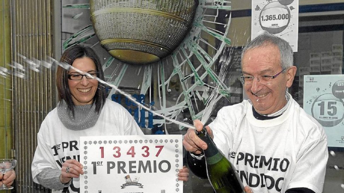Carlos Manso, dueño de la Administración de Lotería de Boñar, celebra el primer premio de la Lotería de Navidad, 13.437-EFE
