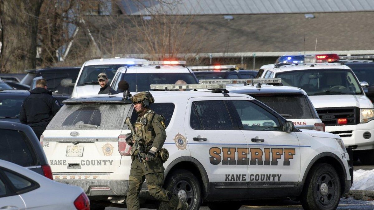 Las autoridades encontraron a cinco fallecidos en el interior del almacén.-CHICAGO TRIBUNE