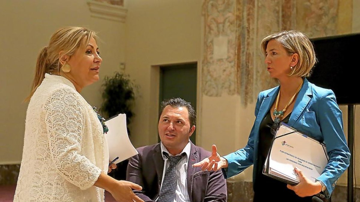 Rosa Valdeón, Francisco Sardón y Alicia García presentaron ayer el plan de igualdad de oportunidades.-ICAL