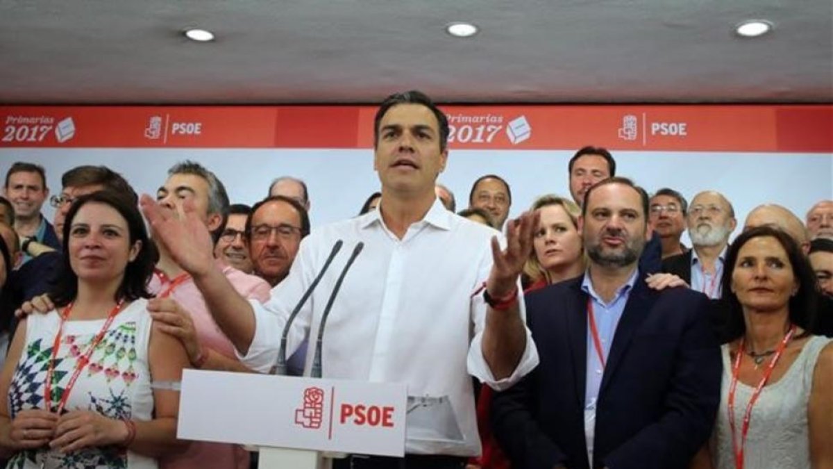 Sánchez celebra su victoria en la sede del PSOE.-