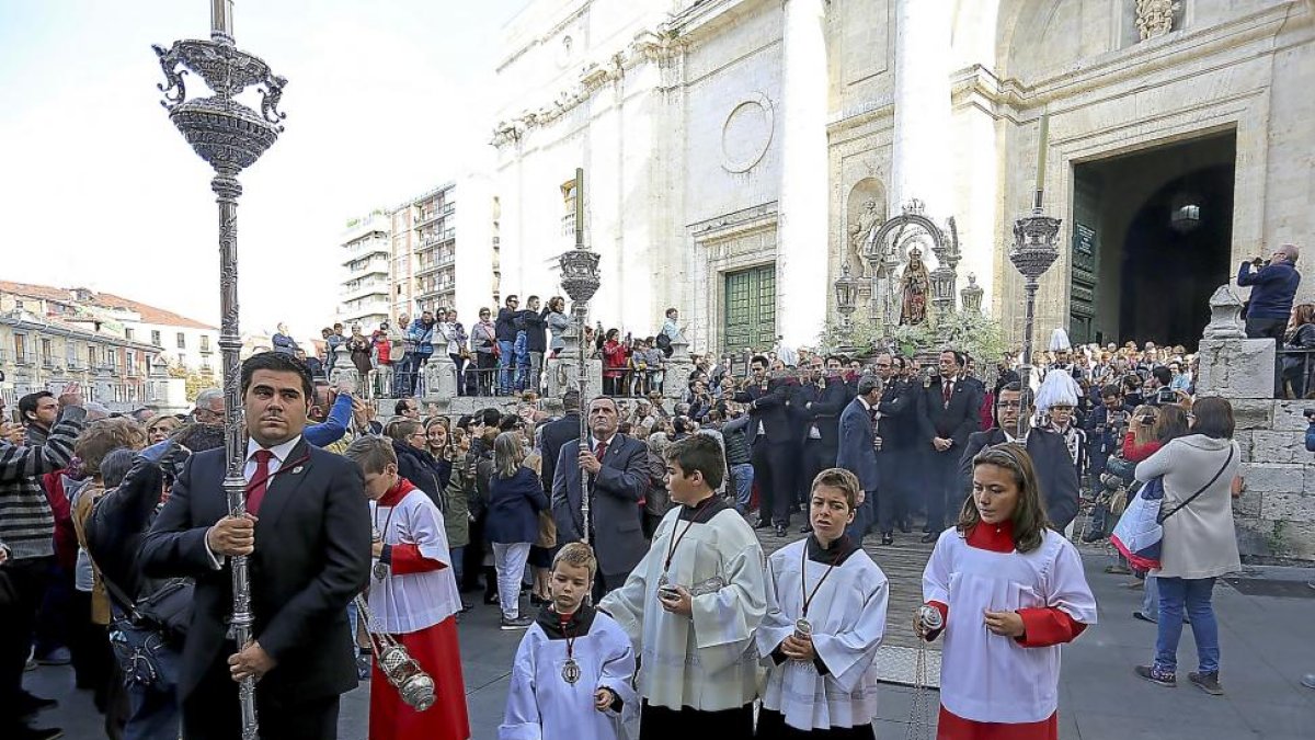La Virgen de San Lorenzo a su salida de la Catedral para realizar su traslado hasta la iglesia de San Lorenzo Mártir.-ICAL