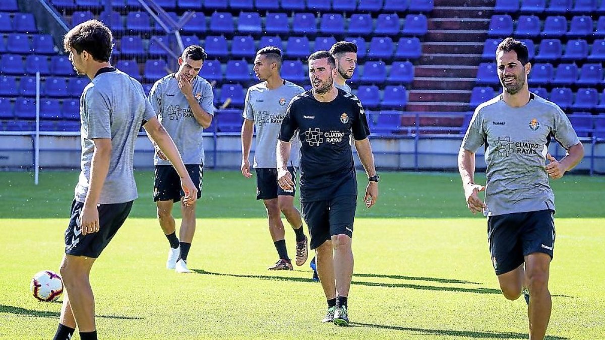 JaviMoyano, a la derecha, entrena con sus compañeros durante la primera jornada de trabajo.-MIGUEL ÁNGEL SANTOS