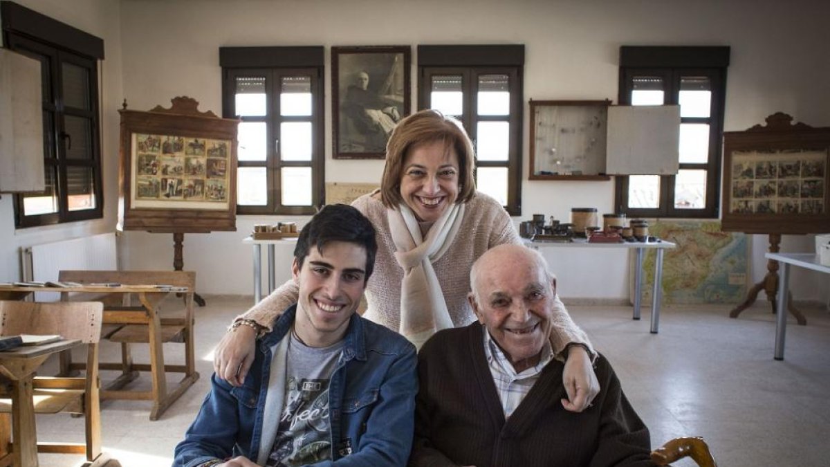 Elías Mora, su hija Mari Carmen y su nieto Pablo, en la escuela a la que fuero de niños.-MIGUEL ANGEL SANTOS