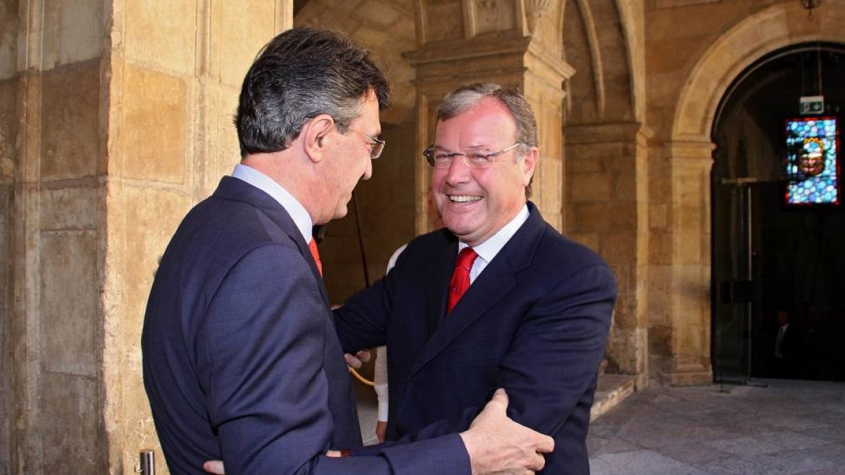 El presidente de la Diputación de León, Juan Martínez Majo (I), recibe al alcalde de León, Antonio Silván (D), para mantener un encuentro de trabajo.-ICAL