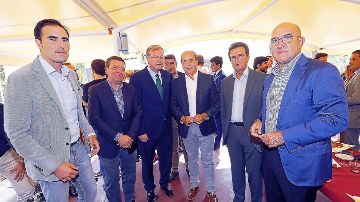 Antonio Silván (alcalde de León), Pablo Lago (director de El Mundo de Valladolid), Cipriano García (Caja Rural de Zamora), José Luis Ulibarri (editor de Edigrup) y Jesús Julio Carnero (presidente de la Diputación de Valladolid).-J. M. LOSTAU / PABL