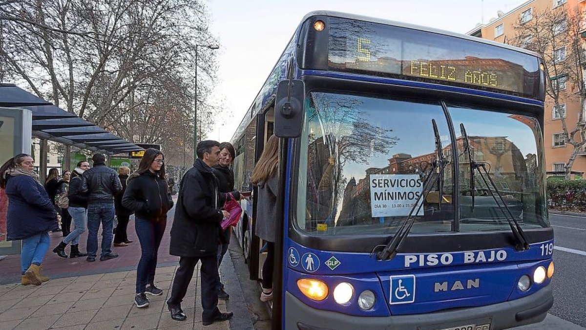 Los usuarios se suben a un autobús en servicios mínimos durante uno de los recientes paros parciales.-PABLO REQUEJO (PHOTOGENIC)