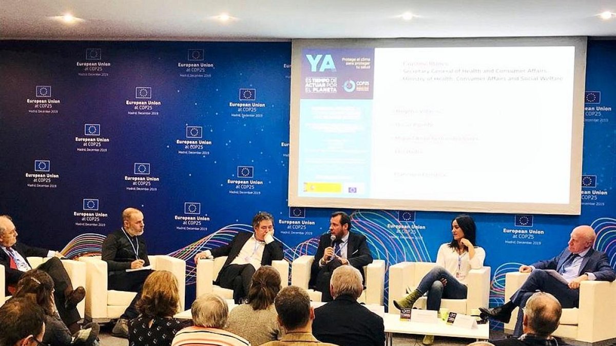 Puente, junto a Fernández Lores (I) y Villacís (D), durante su intervención en la Cumbre del Clima de Madrid.-E.M.
