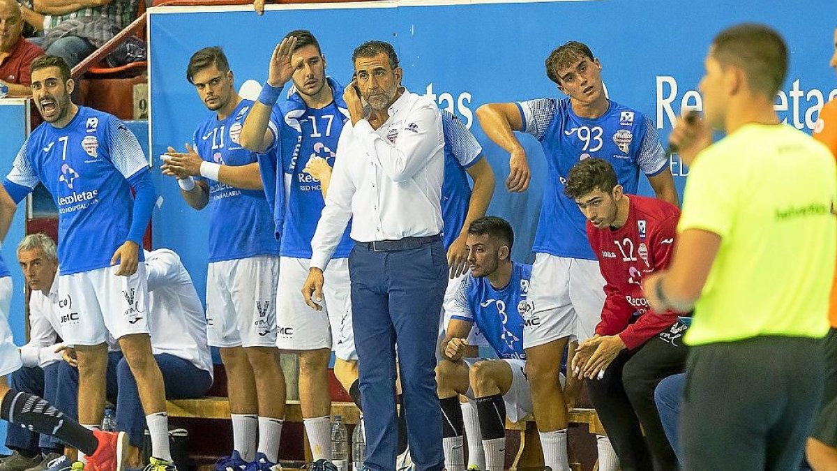 David Pisonero y el banquillo del Recoletas durante el último duelo ante Benidorm.-PABLO REQUEJO