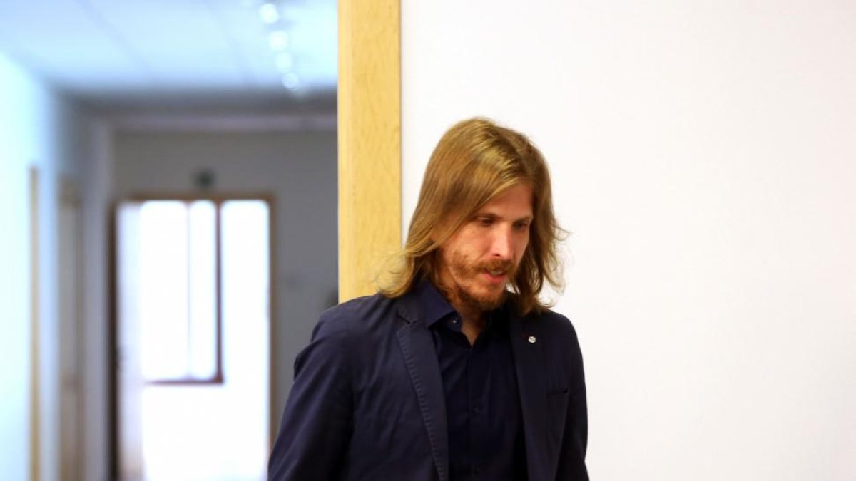 El secretario general de Podemos y portavoz en las Cortes de Castilla y León, Pablo Fernández, ofrece una rueda de prensa para tratar cuestiones de actualidad política-ICAL