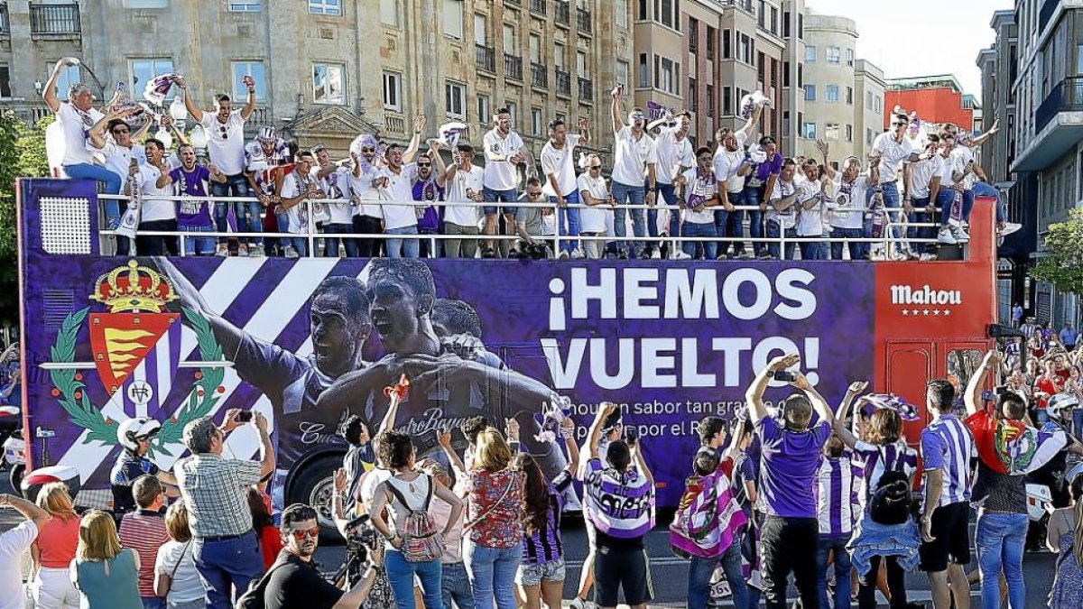 Los jugadores delRealValladolid saludan a los aficionados a su llegada a la Plaza Zorrilla de Valladolid.-J.M. LOSTAU