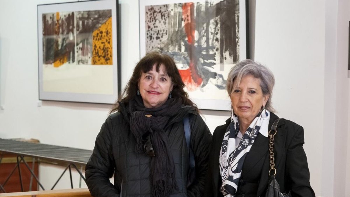 Mónica Aguado y Rufa Fernández junto a algunas de sus obras expuestas en la galería Rafael. -PABLO REQUEJO
