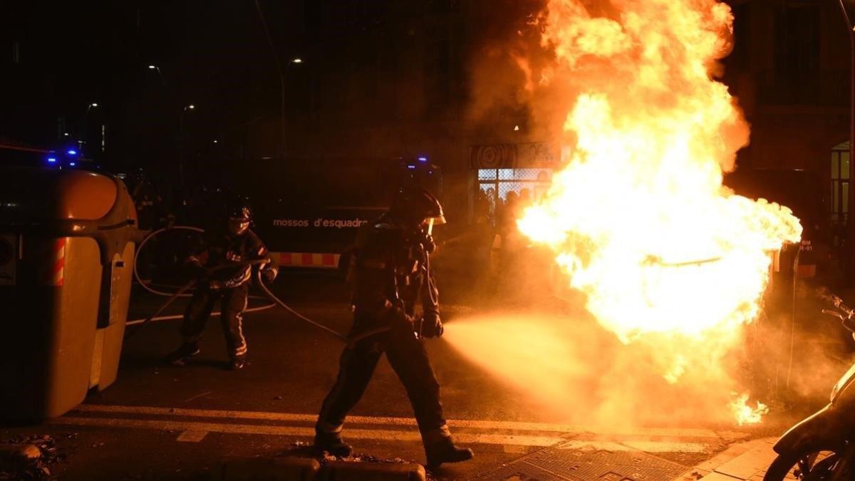 Los bomberos extinguen un fuego. E.M