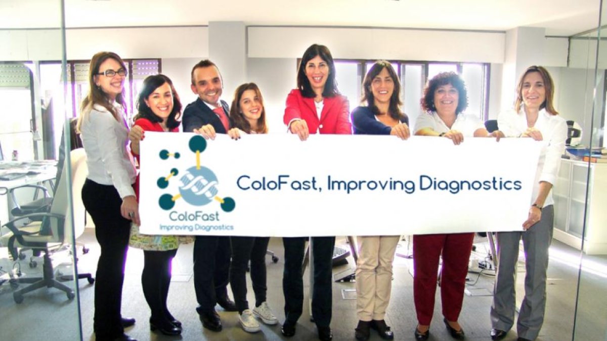 Cristina Delgado, Lucía Reinoso, Miguel Ángel Martínez, Marina Rigau, Rocío Arroyo, Rosa Pérez, Ana Martín y Marta Herreros en las instalaciones de Amadix.-ICAL