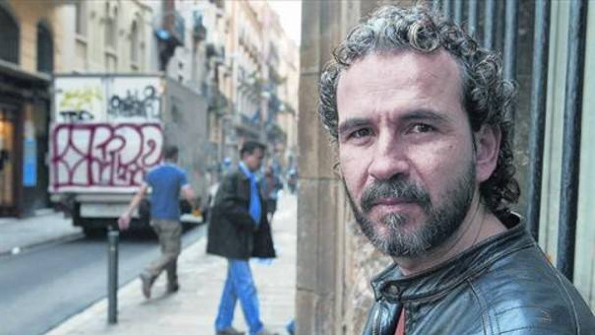 El actor Willy Toledo posa durante una visita a Barcelona, en marzo del 2006.-Foto: ARCHIVO / RICARD CUGAT