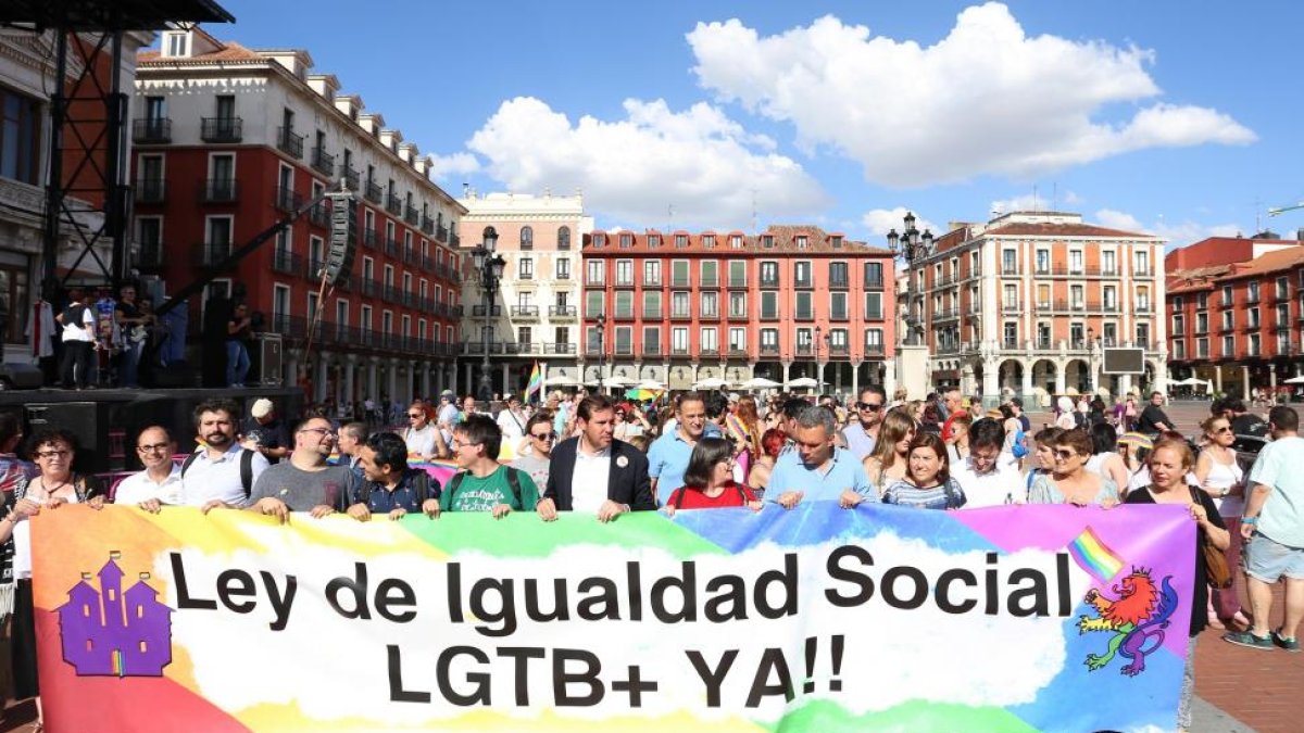Manifestación en la Plaza Mayor con motivo del Día del Orgullo LGTB+-ICAL