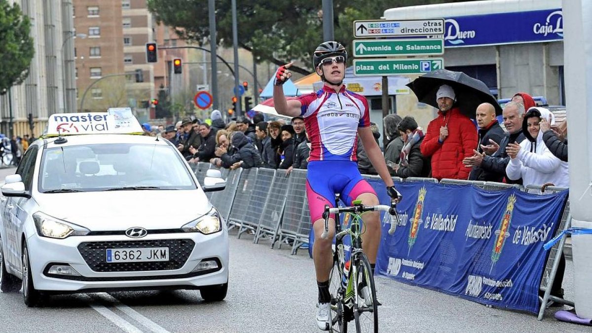 Oier Lazkano cruza en solitario la meta, ayer en Valladolid.-Marta Fernández
