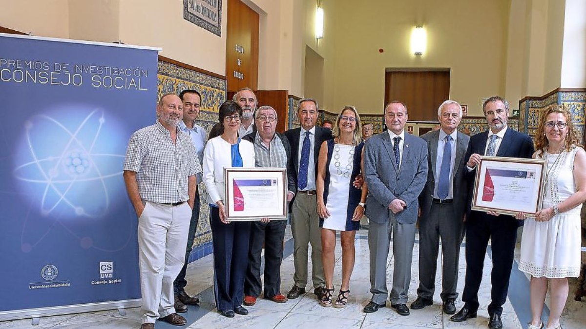 Foto de grupo de los galardonados junto a algunos de los asistentes a la entrega de premios.-E.M.