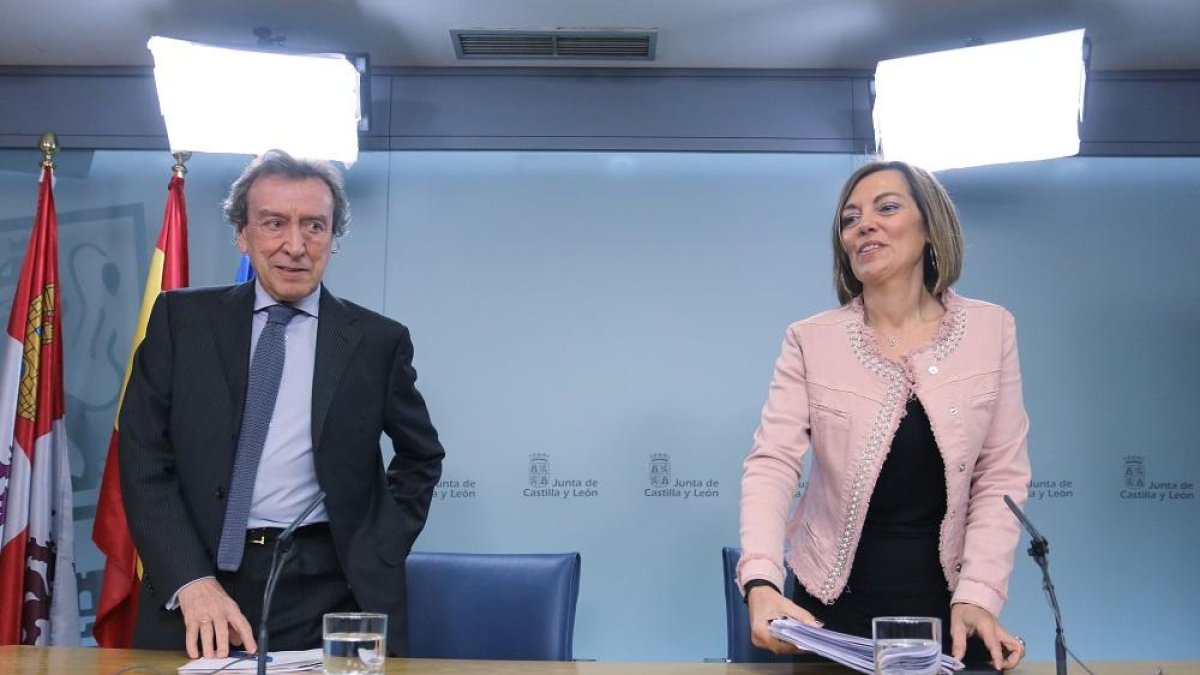José Antonio de Santiago-Juárez y Milagros Marcos, tras el Consejo de Gobierno.-ICAL