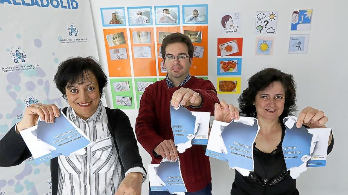 Nieves Acosta, Jorge Armiñanzas y Concepción Galván rompen el cartel que sirve de eslogan para la campaña ‘Rompamos barreras por el autismo.-J. M. LOSTAU