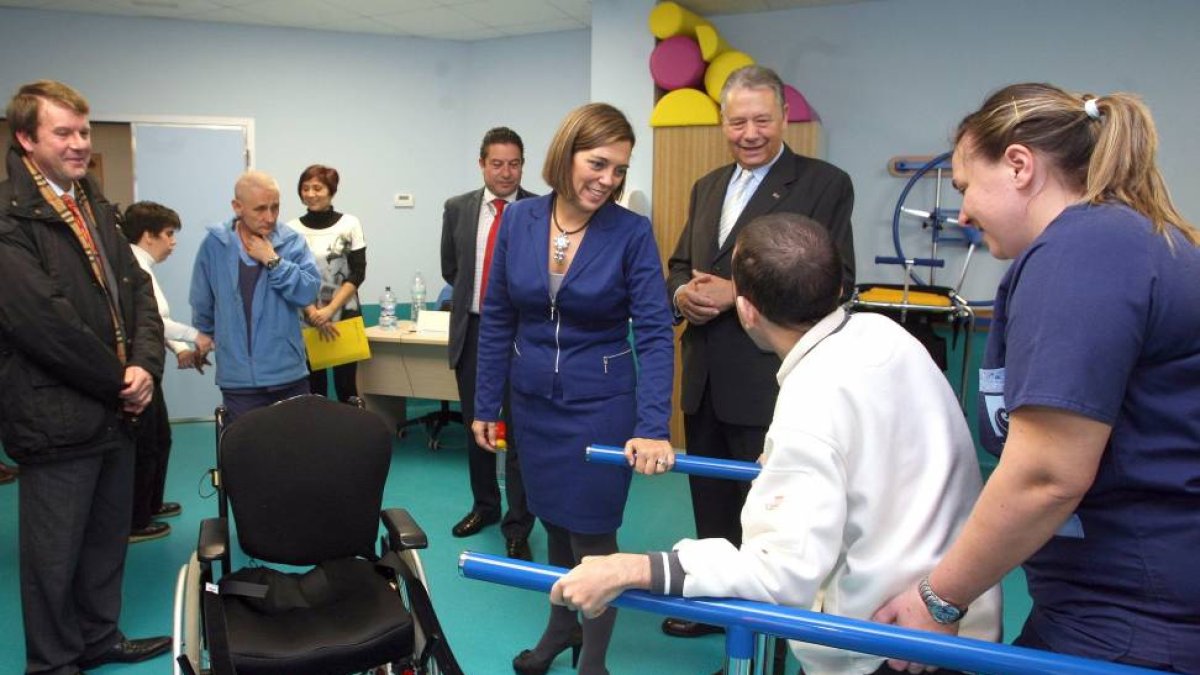 La consejera de Familia e Igualdad de Oportunidades, Milagros Marcos, asiste a la inaguración de la reforma global del Centro de Día Viana de la Fundación Personas junto a su presidente, Manuel Fernández (D)-Ical