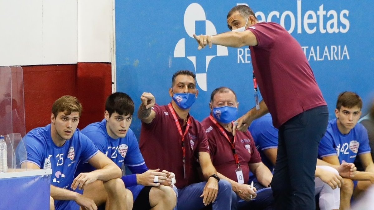 David Pisonero intenta corregir sobre la marcha durante un partido de Liga de esta temporada. JM. LOSTAU