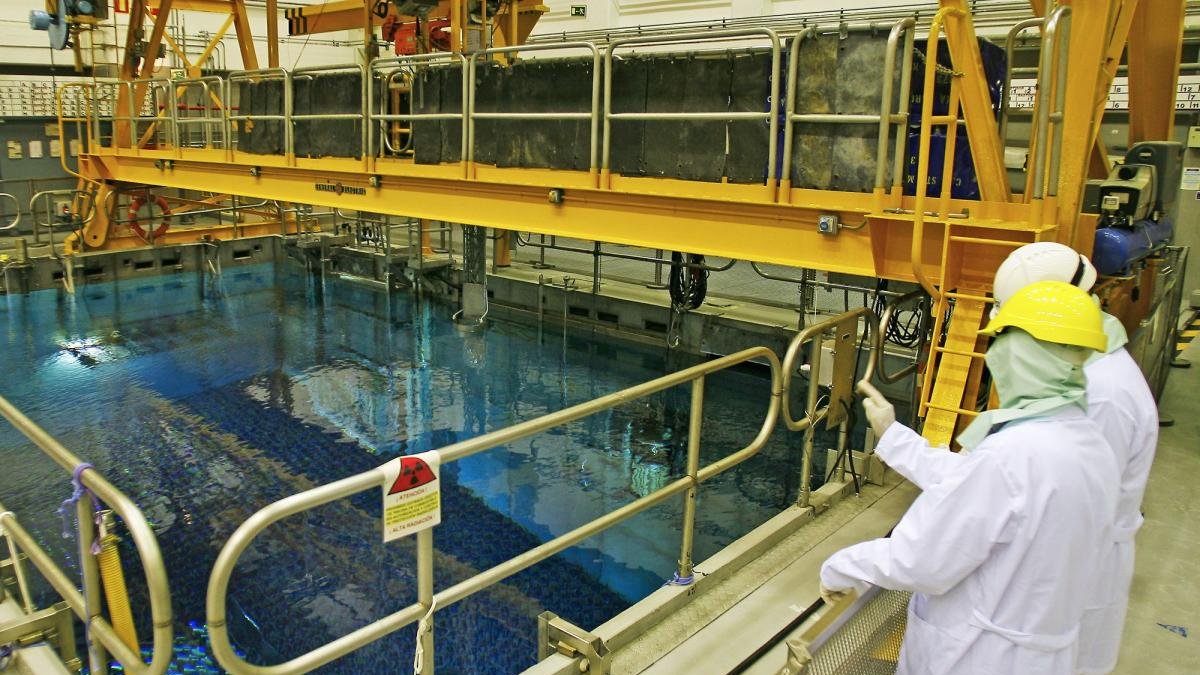 En el fondo de la piscina de la central de Garoña, junto al reactor nuclear, se aprecian los cientos de barras de uranio ya gastado.-ISRAEL L. MURILLO