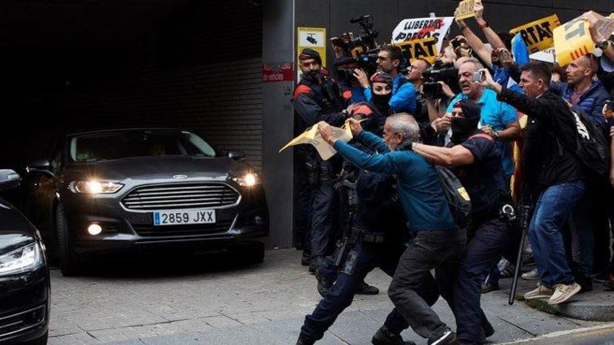 Pedro Sánchez, a su salida en coche del hospital de Sant Pau, donde visitó a agentes heridos en los disturbios de las protestas por la sentencia del ’Procés’-