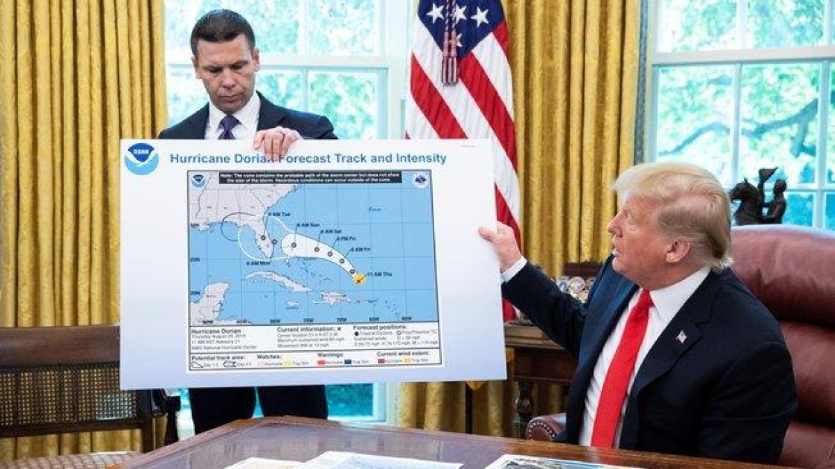 El mapa manipulado de la trayectoria del huracán Dorian que ha mostrado Trump.-EFE/EPA/MICHAEL REYNOLDS