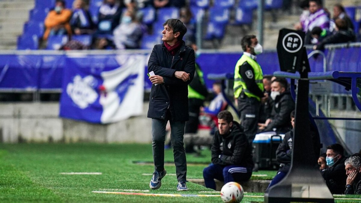 Pacheta en la banda del Tartiere, al fondo el VAR. / RV / I. SOLA