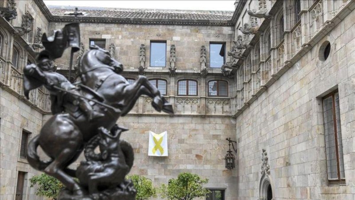 Lazo amarillo en el Pati dels Tarongers del Palau de la Generalitat.-JORDI COTRINA
