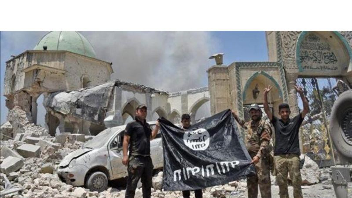 Miembros del Servicio Iraquí de Contraterrorismo hace la señal de la victoria tras la conquista de Mosul.-FADEL SENNA / AFP