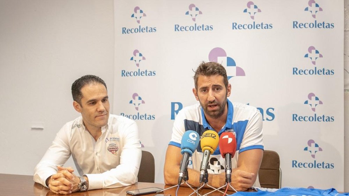 El presidente del BM Atléticio Valladoid Mario Arranz, junto al nuevo coordinador de cantera, Óscar Perales.-EL MUNDO