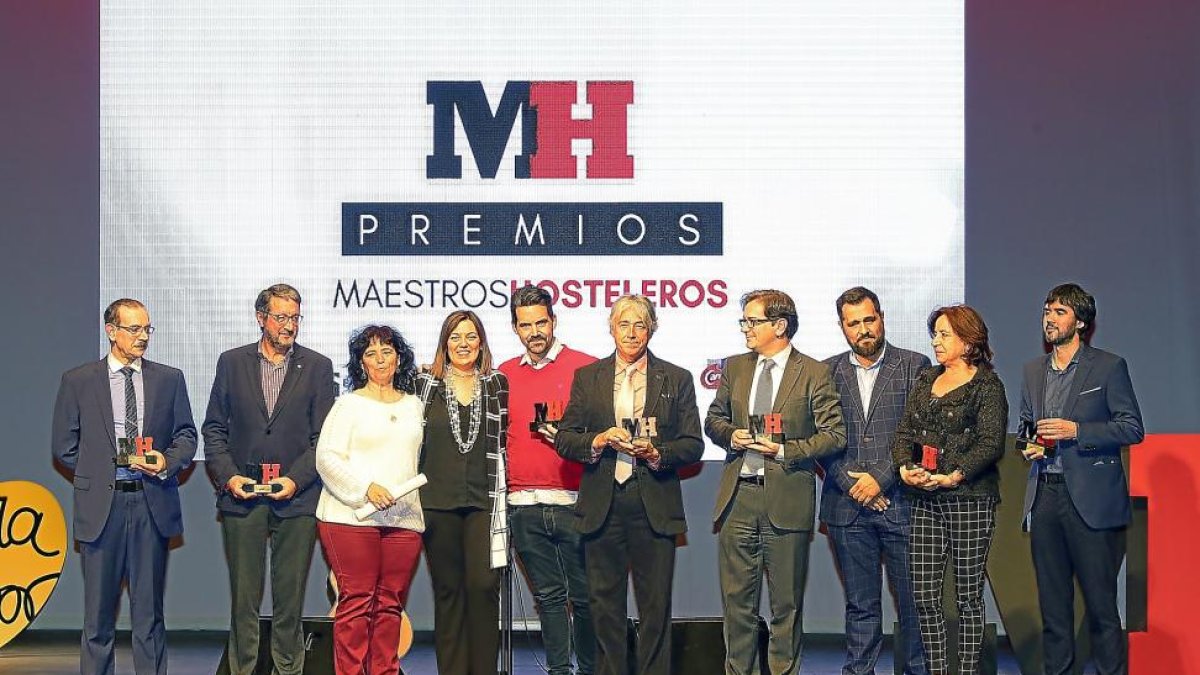 La consejera de Agricultura, Milagros Marcos, posa junto a los galardonados con los Premios Maestros Hosteleros 2017.-ICAL