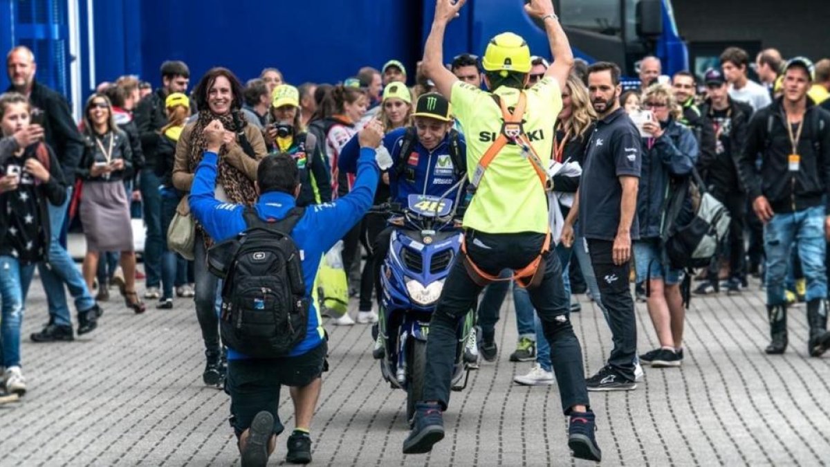 Valentino Rossi abandonó ayer el 'paddock' de Assen entre vítores de profesionales de otros equipos, como los de Suzuki que aparecen en esta imagen.-ALEJANDRO CERESUELA