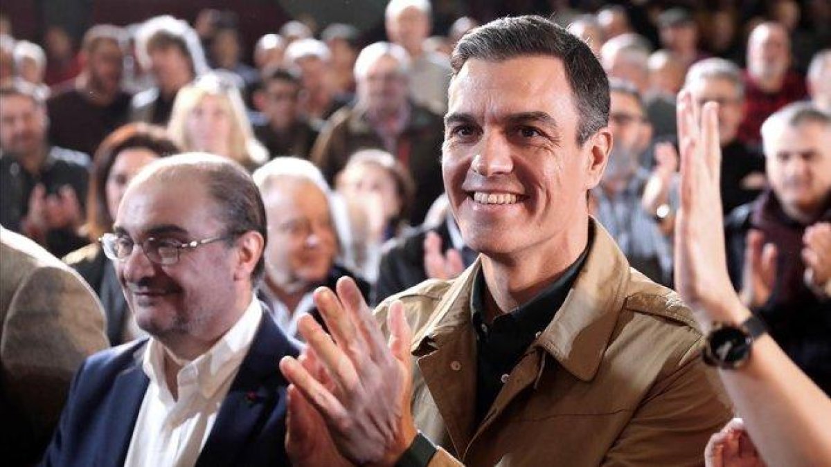 Pedro Sánchez en el acto del PSOE en Zaragoza, junto a Javier Lambán.-EFE / JAVIER CEBOLLADA