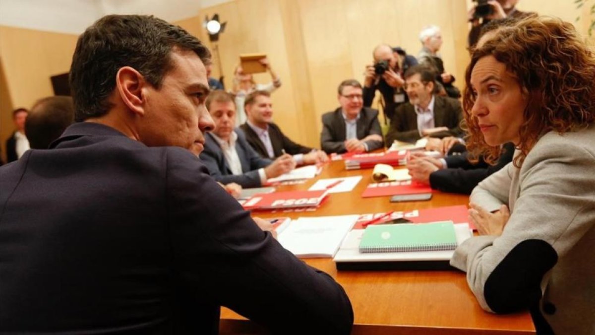 Pedro Sánchez, reunido con el equipo negociador del PSOE, este viernes en el Congreso.-JUAN MANUEL PRATS