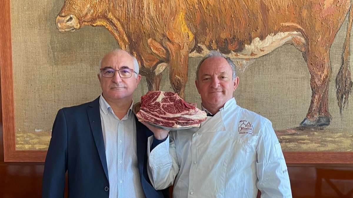 Los hermanos Javier y Jesús García en el interior de El Riscal, en Carbonero el Mayor. / E.M.