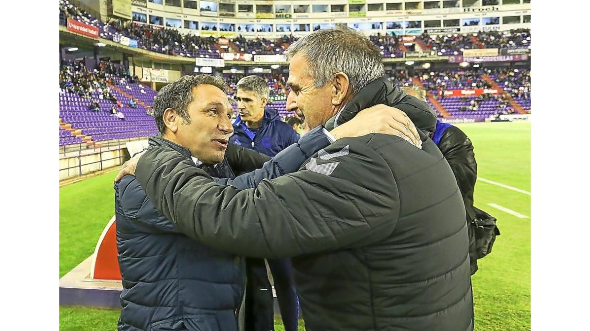 Eusebio Sacristán, técnico de la Real Sociedad, saluda a Paco Herrera antes de comenzar el encuentro.-REPORTAJE GRÁFICO:MIGUEL ÁNGEL SANTOS