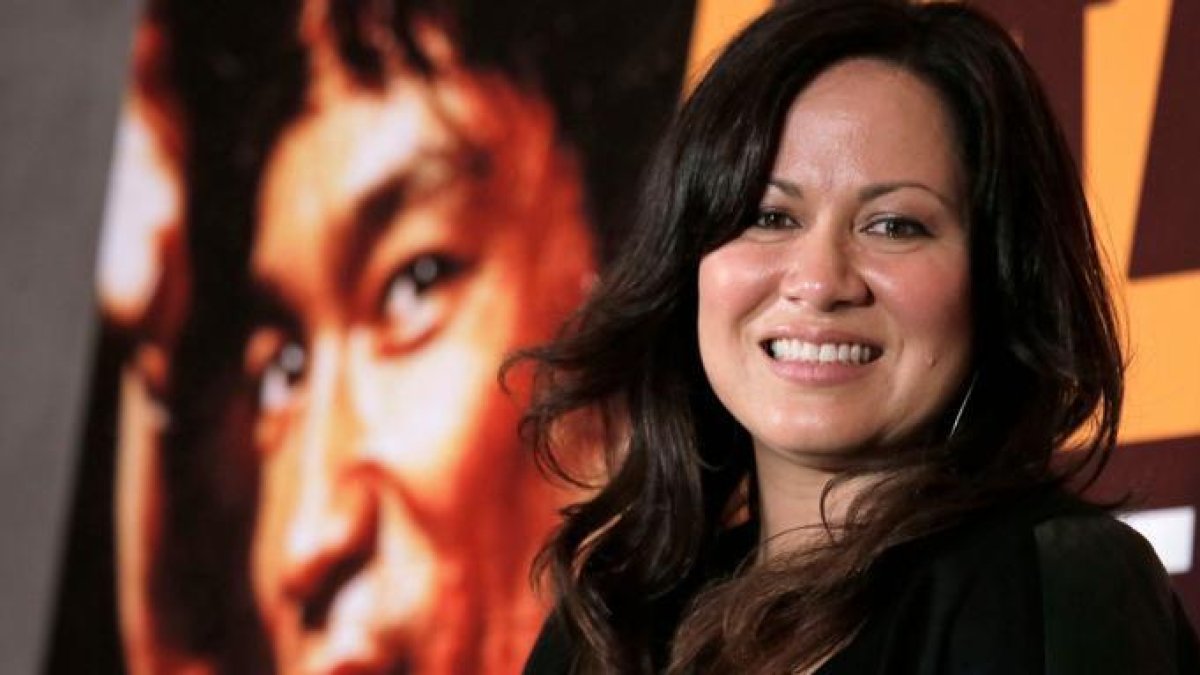 Shannon Lee, delante de una imagen de su padre.-