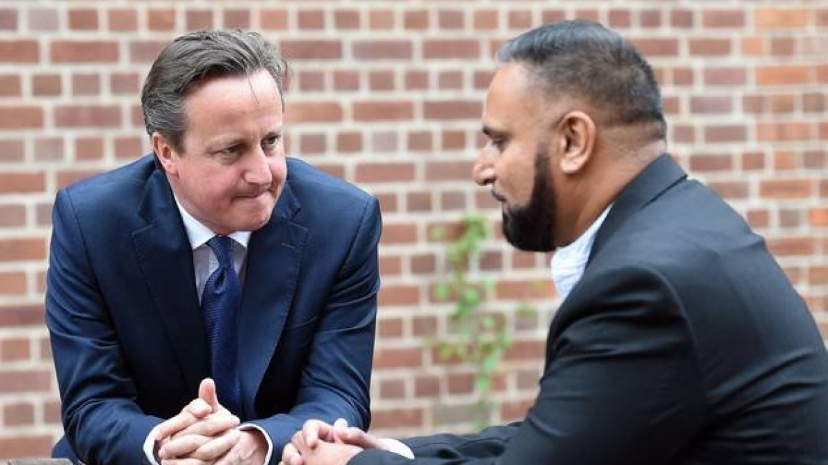 El primer ministro británico, David Cameron, conversa con Abdullah Rehman, un musulmán de Birmingham, donde ha presentado su plan contra el yihadismo.-Foto: AFP / PAUL ELLIS