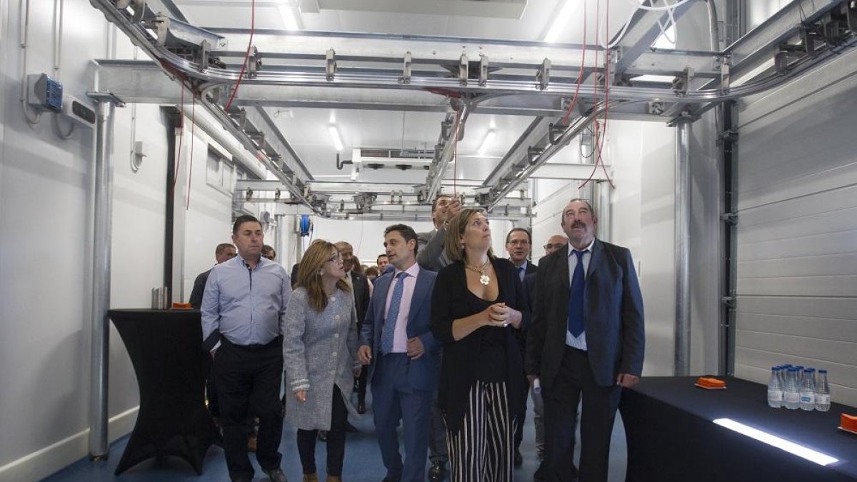 Milagros, segunda por la derecha, durante su visita a la nueva sala de despiece de Asovino.-ICAL