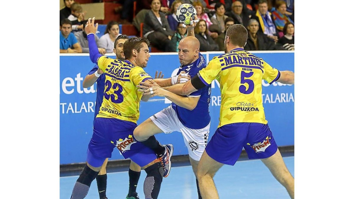 Diego Camino juega entre líneas y se cuela hacia la portería entre Martínez y Basaric.-J.M.LOSTAU