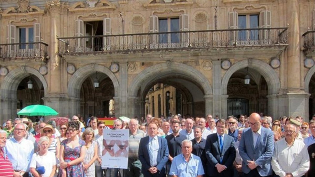Imagen del minuto de silencio guardado en Salamanca en memoria del concejal.-E.P.